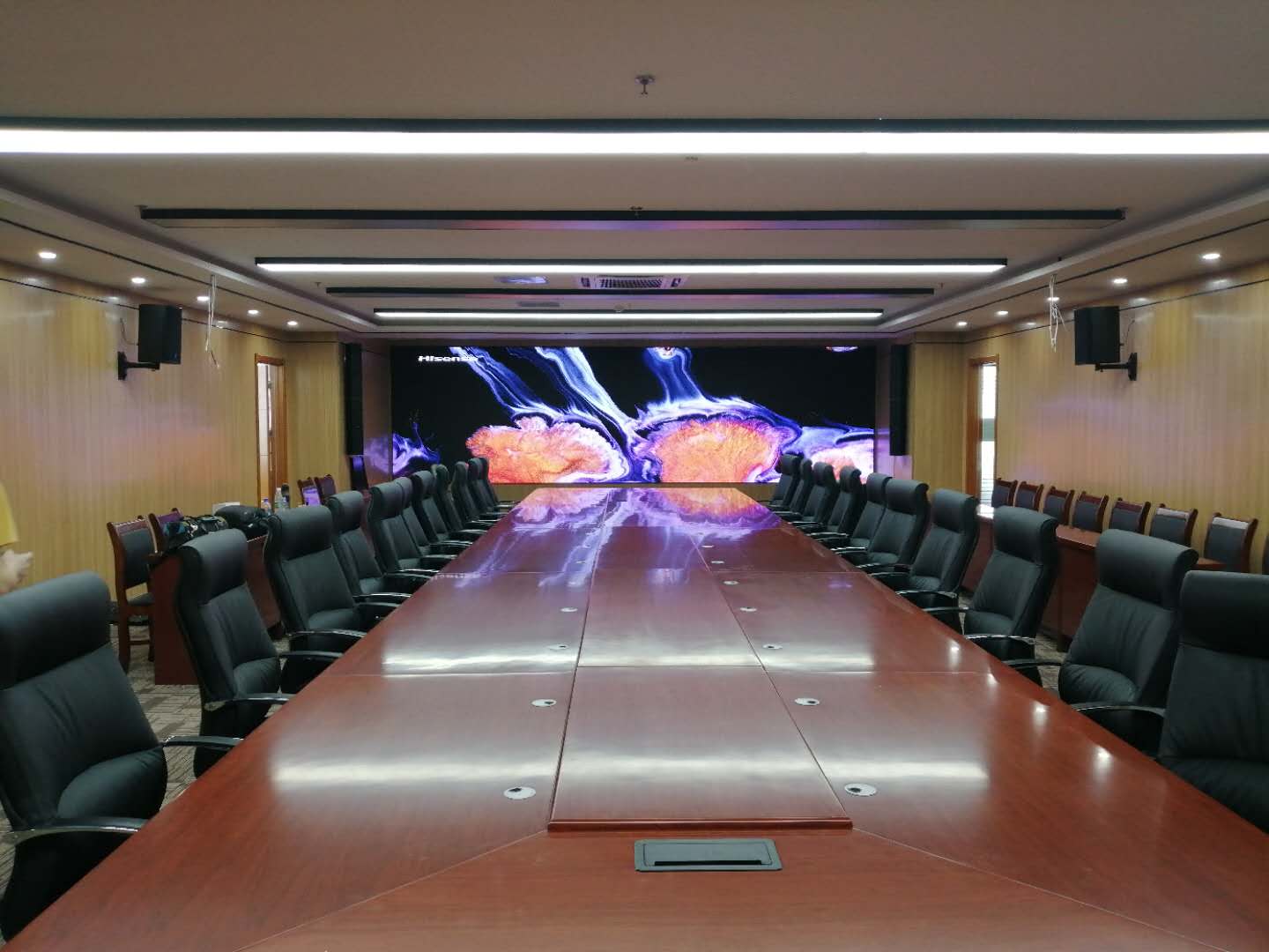 濰坊某事業(yè)單位音、視頻會(huì)議集成項(xiàng)目完工，會(huì)議辦公、音響系統(tǒng)、1.2小間距顯示系統(tǒng)完美融合